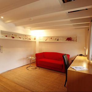 Zimmer mit Kingsize-Bett